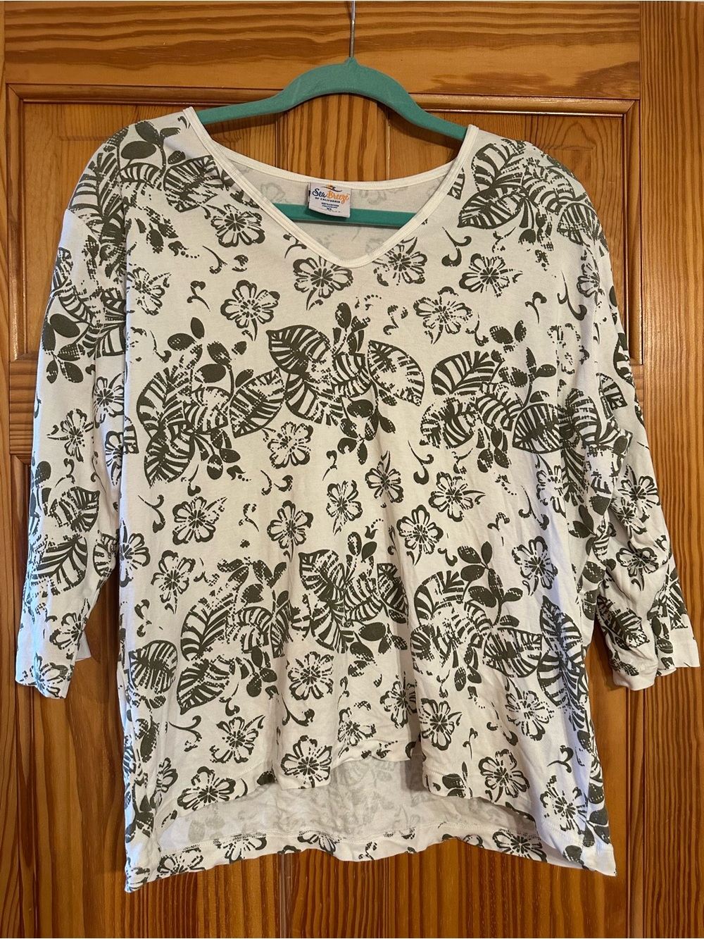 White V-Neck Floral Print Women’s Top LIKE NEW